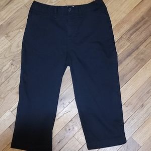 🖤Womans size 6 Mid-Rise Capris🖤